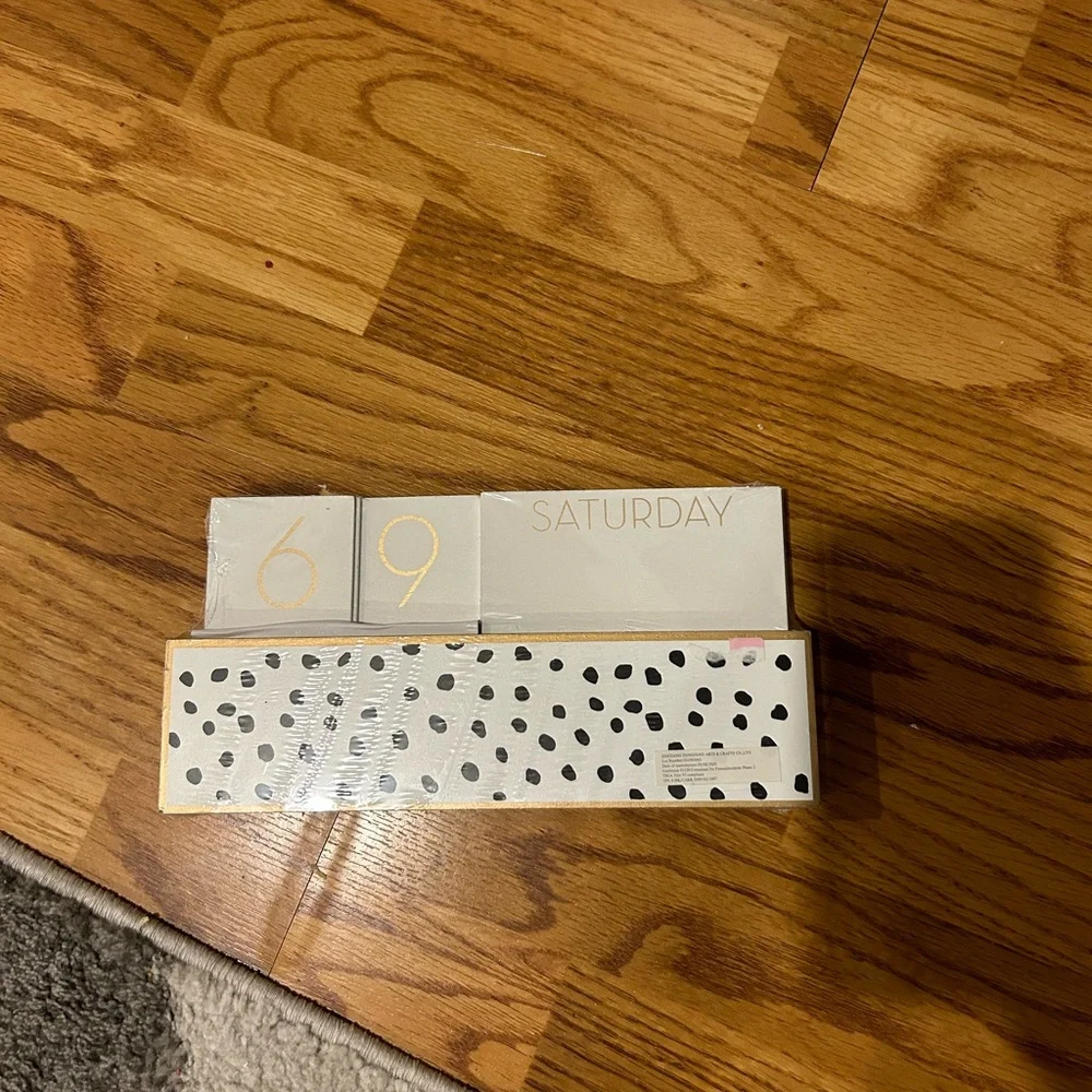 Wooden desk calendar